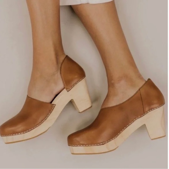 Free People Monroe Luggage Brown Cut Out Side Wood Heels Women’s Clogs Size: 38 - Picture 2 of 15